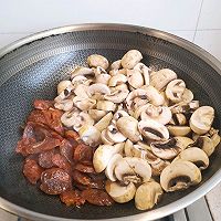 麻辣香肠炒蘑菇彩椒的做法图解6