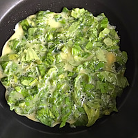 芹菜叶变废为宝第二弹｜芹菜叶芝士蛋饼的做法图解2
