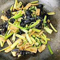 芹菜木耳炒鸡肉肠（火腿肠）的做法图解5