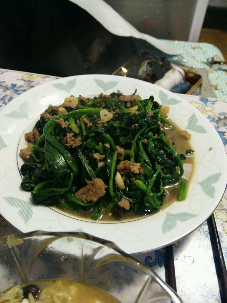 肉炒菠菜的做法