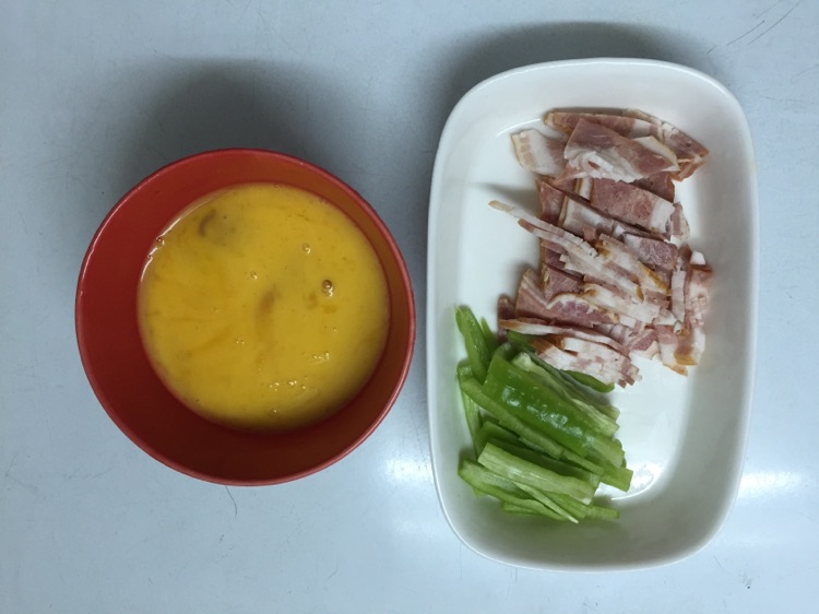 滑蛋培根饭的做法图解1