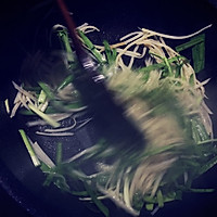 韭菜土豆丝的做法图解3