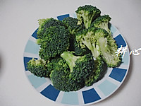 西兰花炒潮汕肉卷的做法图解2