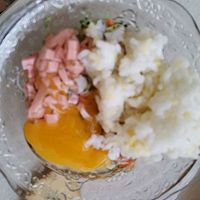 剩米饭做的美食:米饭鸡蛋蔬菜饼的做法图解3