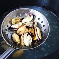夏日不能错过的酱香蒜苔青口小炒的做法图解4
