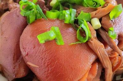 黄花菜炖猪肘