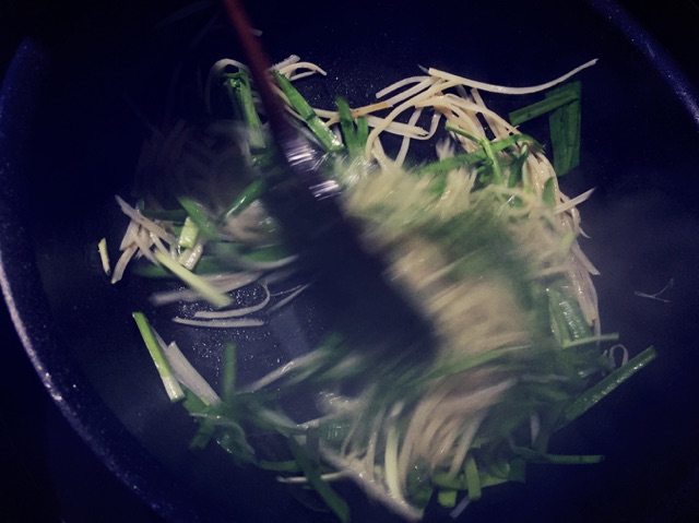 韭菜土豆丝的做法图解3
