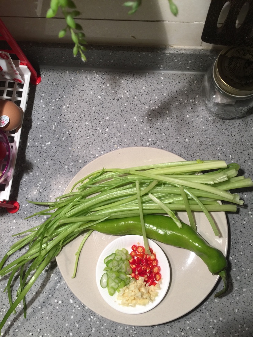 素炒芹菜的做法图解1