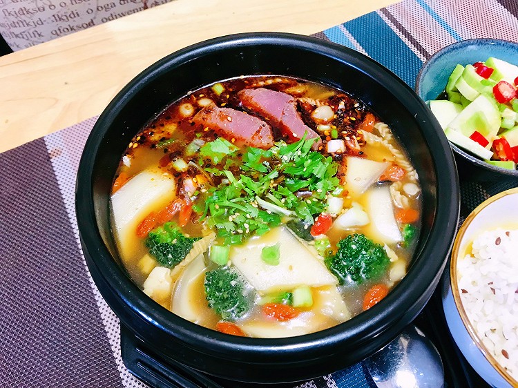 拯救冰箱里的零散食材，做个牛肉麻酱砂锅的做法
