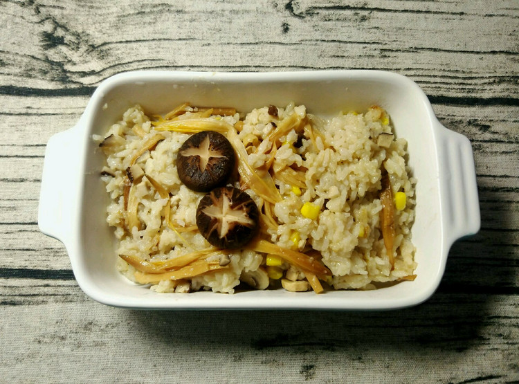 菌菇焖饭一锅端的做法