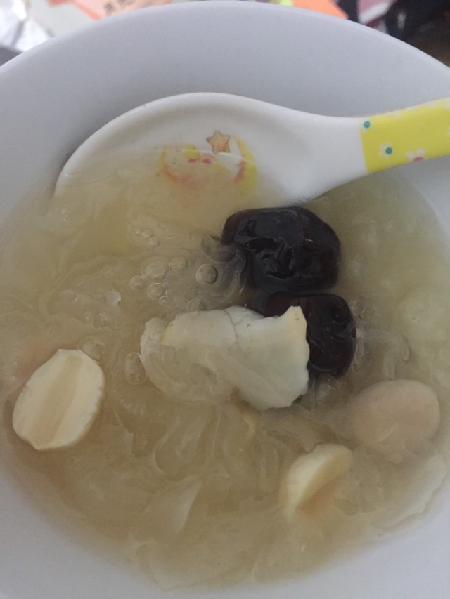 莲子银耳百合红枣羹