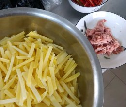米椒肉丝炒土豆条的做法