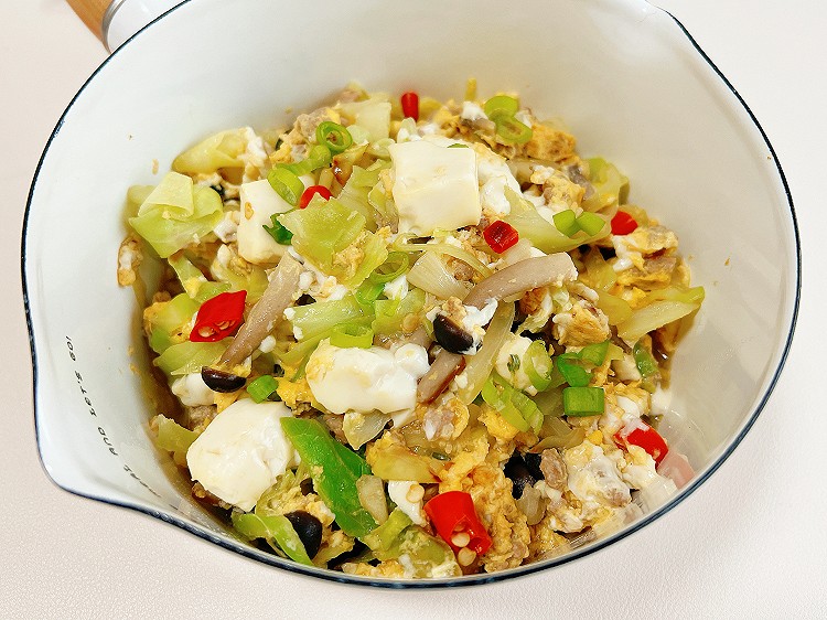 肉菜豆腐抱蛋，又鲜又香又下饭的做法