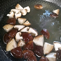 不用油就可以做的腊肉香菇炒油菜的做法图解3