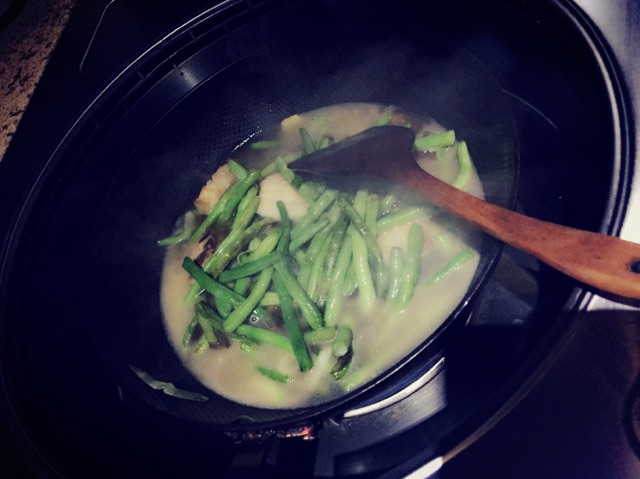 五花肉炖豆角的做法图解6