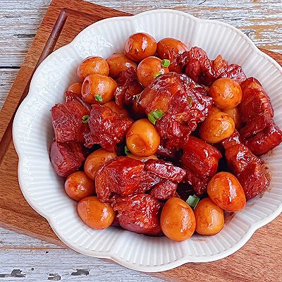 鹌鹑蛋焖五花肉