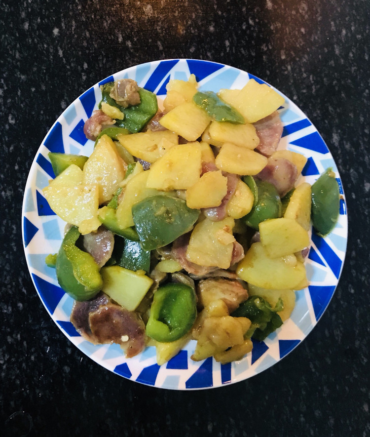 青椒土豆炒香肠的做法