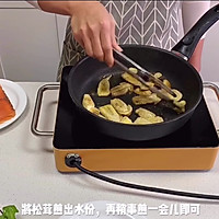 烟熏三文鱼松茸卷—10分钟快手美食系列的做法图解10