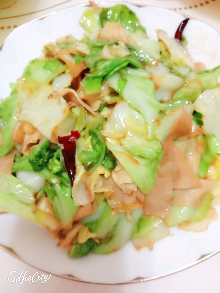 卷心菜炒豆腐皮的做法
