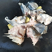 川芎白芷天麻鱼头汤的做法图解3