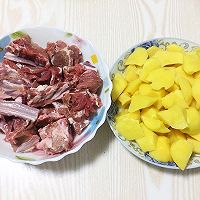 排骨炖土豆 软糯可口的做法图解1