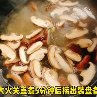 #开启冬日滋补新吃法# 香菇炒肉丝的做法图解1