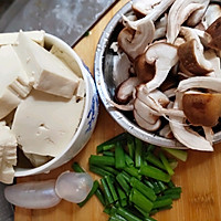 豆腐香菇鲤鱼汤的做法图解2