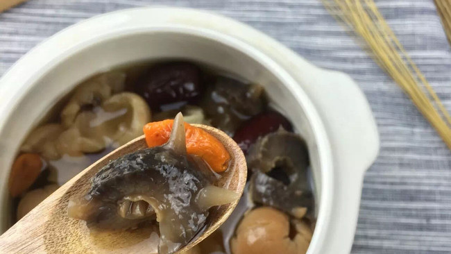 银耳桂圆海参汤的做法