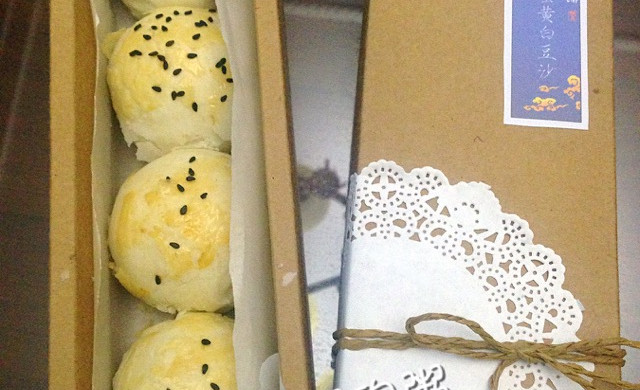 苏式蛋黄白豆沙月饼