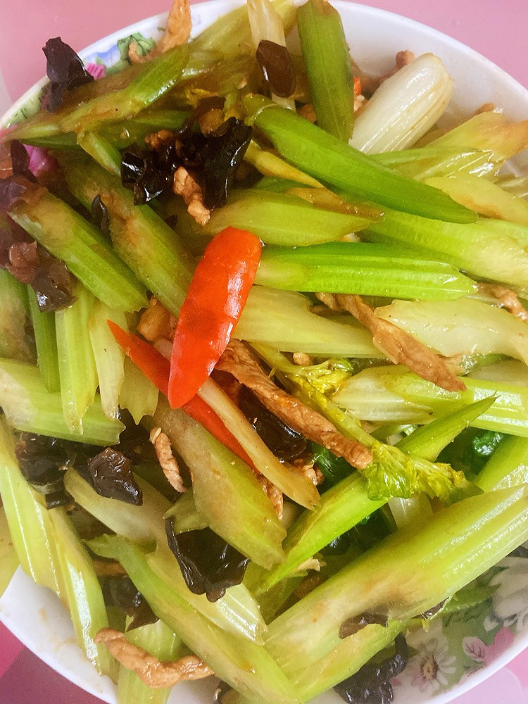 芹菜木耳炒肉丝的做法