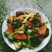 西蓝花炒木耳
