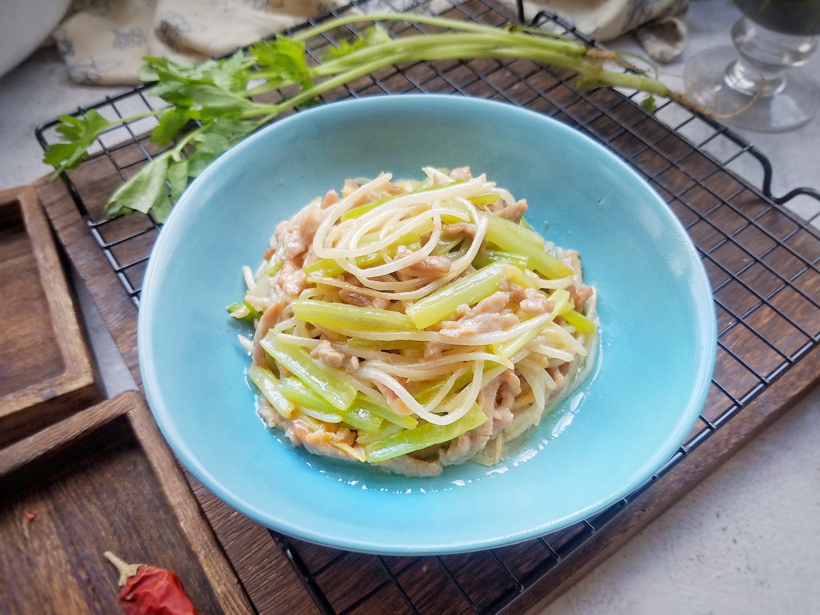 Stir fried shredded pork with celery and bean sprouts. Reduce fat and weight.