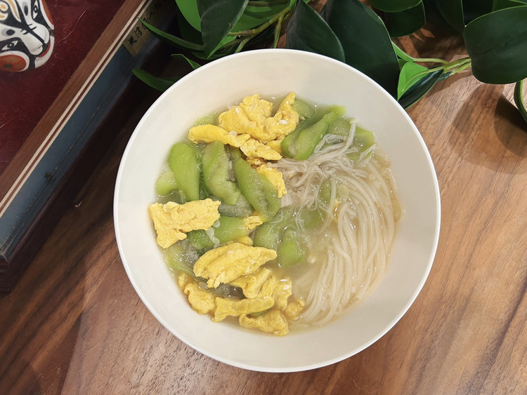 暖胃熨贴的丝瓜鸡蛋汤面的做法