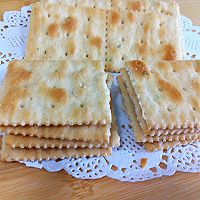 金枪鱼沙拉夹心饼干的做法图解2