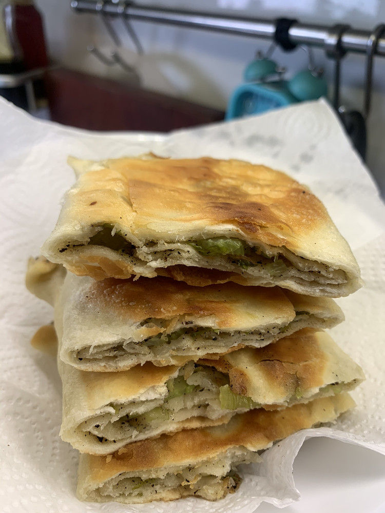 椒盐芹菜小葱香脆饼的做法