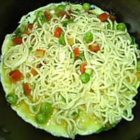 #餐桌上的春日限定#方便面鸡蛋饼的做法图解8
