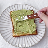 #十分钟开学元气早餐#牛油果蟹柳滑蛋三明治，颜值和口感双赢的做法图解6