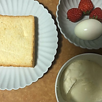 草莓土司+菠萝鸡蛋的做法图解1