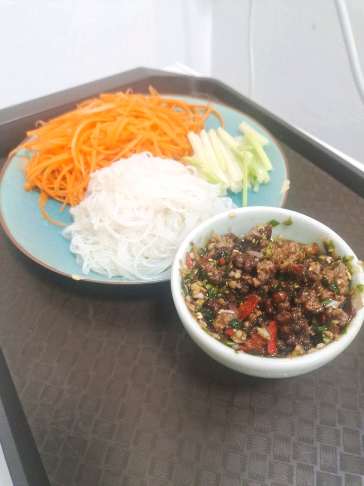 老挝菜～柠檬牛肉蔬菜沙拉的做法