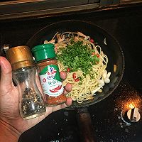 Garlic spaghetti超級簡單又好味的家庭意麵的做法图解4