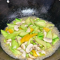 丝瓜白蘑菇烧毛豆米的做法图解6