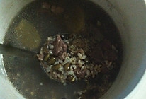 糙米黑豆龙骨汤的做法