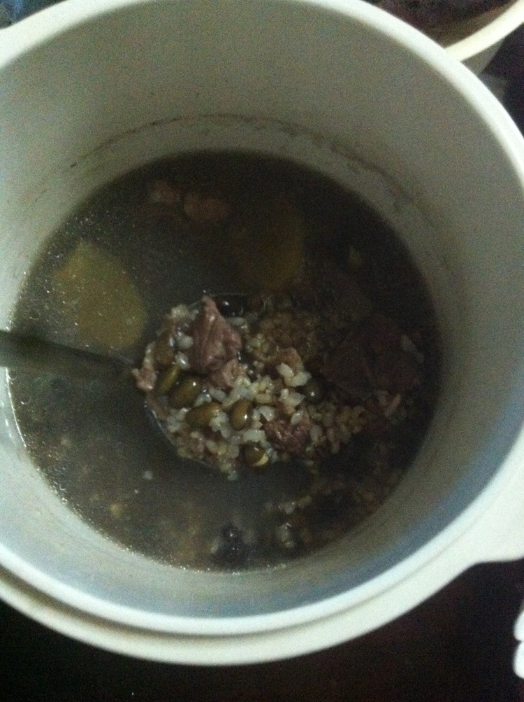 糙米黑豆龙骨汤的做法