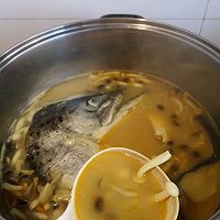 #挪威三文鱼#咖喱菌菇三文鱼头汤的做法图解8
