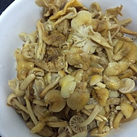 黄蘑土豆片的做法图解2