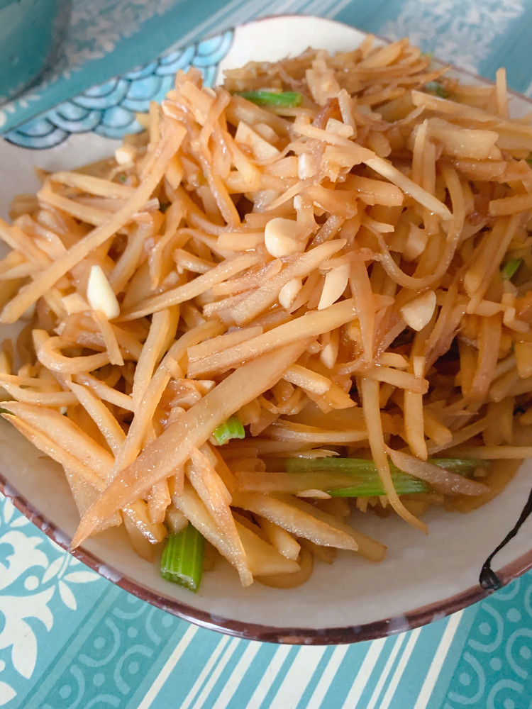 土豆丝炒芹菜的做法