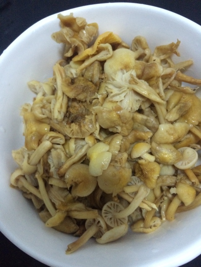 黄蘑土豆片的做法图解2