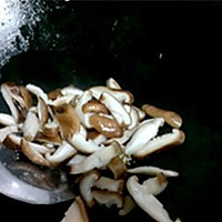 鲜菇炒白菜心的做法图解4