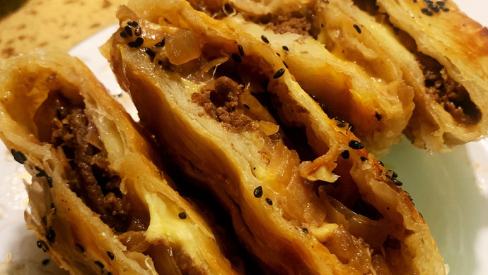 外皮酥脆的爆浆牛肉饼