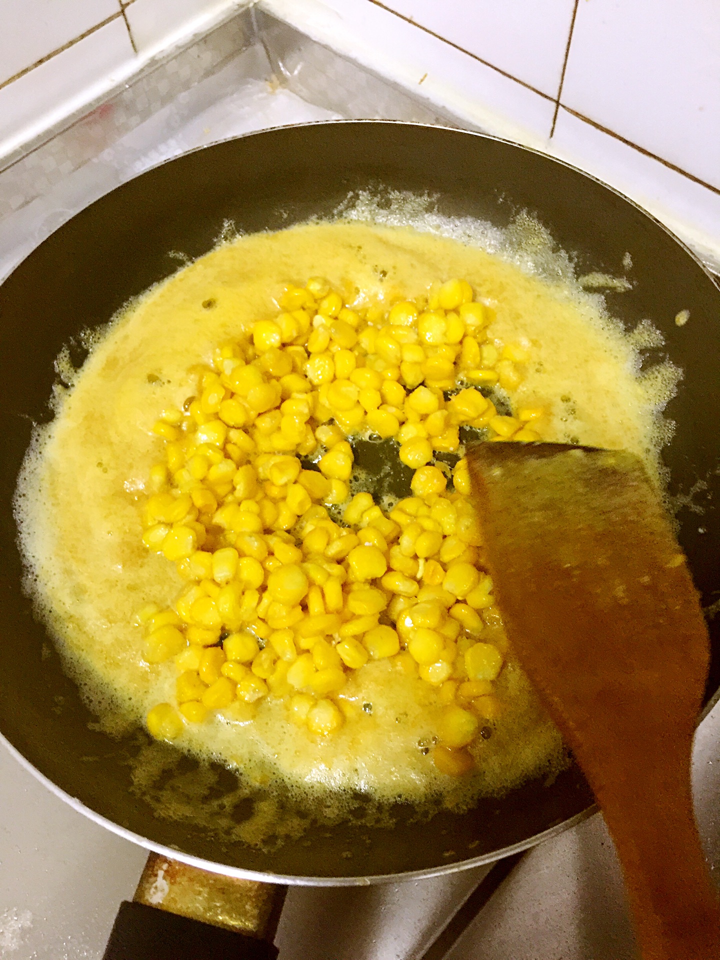 怎样做出金光闪闪,粒粒分明的玉米粒——咸蛋黄焗玉米